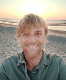 photos portrait de cyril Vallee - gérant et directeur du surf hostel quiberon